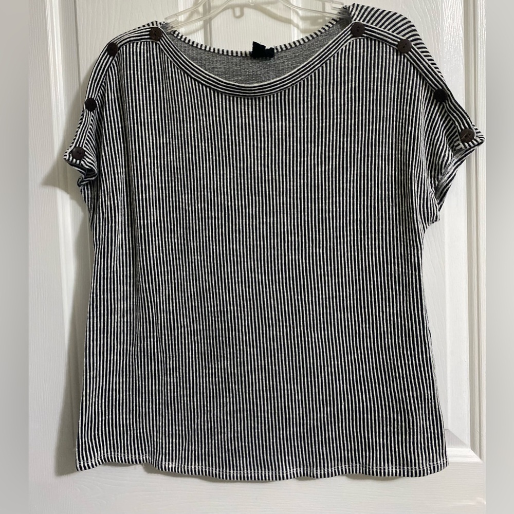 W5-WOMENS STRIPED BLACK AND WHITE TOP - Picture 1 of 13